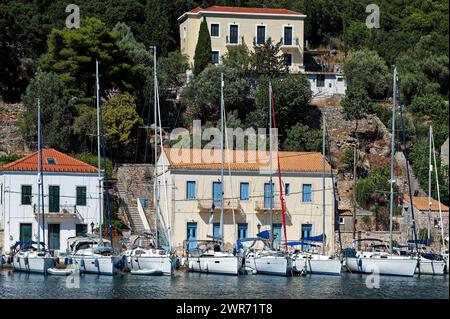 Verschiedene Yachten im Hafen von Kioni auf der Insel Ithaka, Griechenland Stockfoto