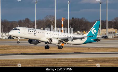 München, Deutschland - 1. Januar 2022: Ein Embraer 195AR von Air Dolomiti landet auf dem Flughafen München. Registrierung: I-ADJY. Stockfoto