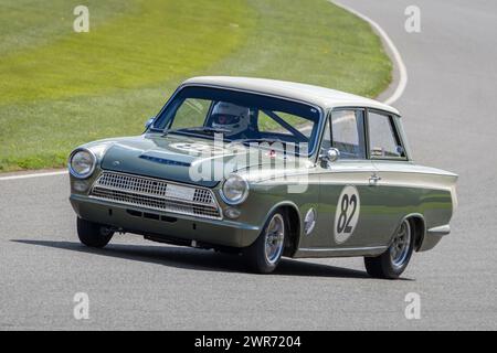 Craig Jamieson in seinem Ford-Lotus Cortina MkI 1965 während des Jim Clark Trophy Rennens beim Goodwood 80th Members Meeting in Sussex, Großbritannien Stockfoto
