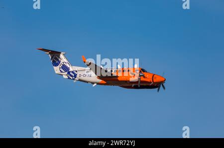 Eine Beechcraft Super King Air 300 von Flight Calibration Services macht am Flughafen Zürich Messungen von Komponenten die für den Landeanflug gebrauc Stockfoto