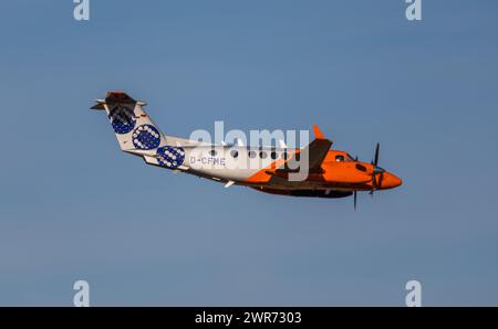 Eine Beechcraft Super King Air 300 von Flight Calibration Services macht am Flughafen Zürich Messungen von Komponenten die für den Landeanflug gebrauc Stockfoto