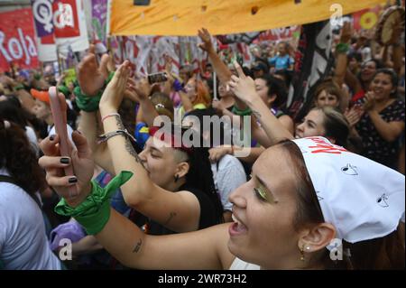 8. März 2024, Argentinien, Buenos Aires: Frauen nehmen an einer Demonstration vor dem argentinischen Kongress zum Internationalen Frauentag Teil. Im Gegensatz zu anderen Ländern Lateinamerikas gibt es in Argentinien eine starke Frauenrechtsbewegung. Foto: Igor Wagner/dpa Stockfoto