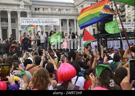 8. März 2024, Argentinien, Buenos Aires: Frauen nehmen an einer Demonstration vor dem argentinischen Kongress zum Internationalen Frauentag Teil. Im Gegensatz zu anderen Ländern Lateinamerikas gibt es in Argentinien eine starke Frauenrechtsbewegung. Foto: Igor Wagner/dpa Stockfoto