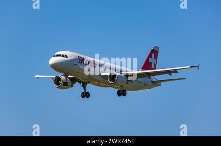 Ein Airbus A320-214 von Swiss Internationa Airlines befindet sich im Landeanflug auf den Flughafen Zürich. Registrierung HB-JLQ. (Zürich, Schweiz, 22,0 Stockfoto