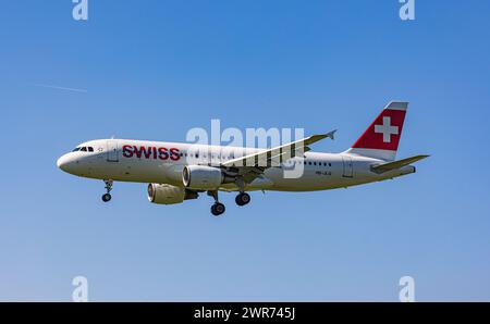 Ein Airbus A320-214 von Swiss Internationa Airlines befindet sich im Landeanflug auf den Flughafen Zürich. Registrierung HB-JLQ. (Zürich, Schweiz, 22,0 Stockfoto