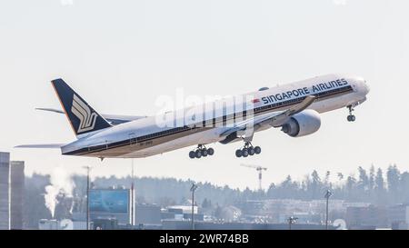 Zürich, Schweiz - 28. Februar 2022: Eine Boeing 777-312ER von Singapore Airlines startet vom Flughafen Zürich. Stockfoto