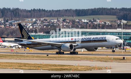 Zürich, Schweiz - 28. Februar 2022: Eine Boeing 777-312ER von Singapore Airlines startet vom Flughafen Zürich. Stockfoto