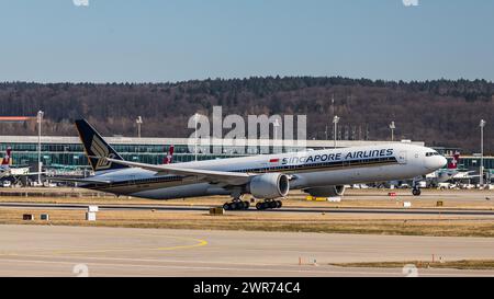 Zürich, Schweiz - 28. Februar 2022: Eine Boeing 777-312ER von Singapore Airlines startet vom Flughafen Zürich. Stockfoto