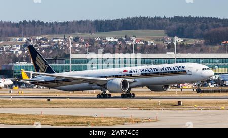 Zürich, Schweiz - 28. Februar 2022: Eine Boeing 777-312ER von Singapore Airlines startet vom Flughafen Zürich. Stockfoto