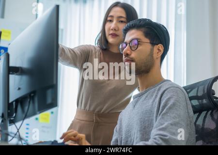 asiatisches und indisches Entwicklerteam diskutieren Feedback-Analyse Kodierung von Daten mit Software-Computer im Büro Stockfoto