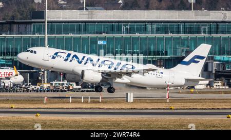 Zürich, Schweiz - 28. Februar 2022: Ein Airbus A320-214 von Finnair startet vom Flughafen Zürich. Stockfoto