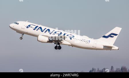 Zürich, Schweiz - 28. Februar 2022: Ein Airbus A320-214 von Finnair startet vom Flughafen Zürich. Stockfoto