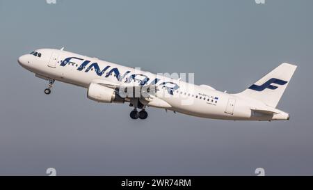 Zürich, Schweiz - 28. Februar 2022: Ein Airbus A320-214 von Finnair startet vom Flughafen Zürich. Stockfoto