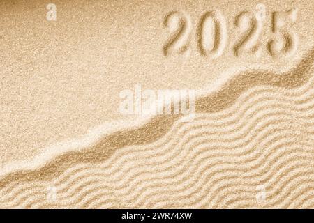 Abdrücke von Zahlen 2025 Neujahr auf goldenem Sandwellenhintergrund Stockfoto