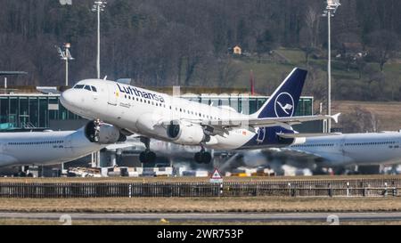 Zürich, Schweiz - 28. Februar 2022: Ein Airbus A319-100 von Lufthansa startet vom Flughafen Zürich. Registrierung D-AILK. Stockfoto