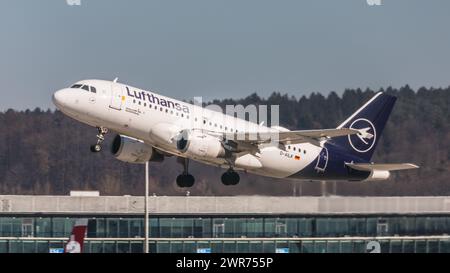 Zürich, Schweiz - 28. Februar 2022: Ein Airbus A319-100 von Lufthansa startet vom Flughafen Zürich. Registrierung D-AILK. Stockfoto