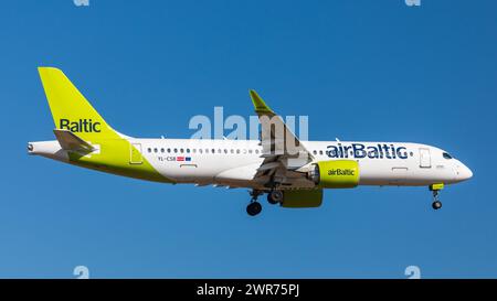 Zürich, Schweiz - 28. Februar 2022: Ein Airbus A220-300 von Air Baltic im Landeanflug auf den Flughafen Zürich. Registrierung YL-CSB. Stockfoto