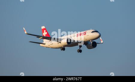 Zürich, Schweiz - 5. März 2022: Ein Airbus A320-271N (Airbus A320neo) Swiss International Airlines im Landeanflug auf den Flughafen Zürich. Registrati Stockfoto