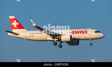 Zürich, Schweiz - 5. März 2022: Ein Airbus A320-271N (Airbus A320neo) Swiss International Airlines im Landeanflug auf den Flughafen Zürich. Registrati Stockfoto