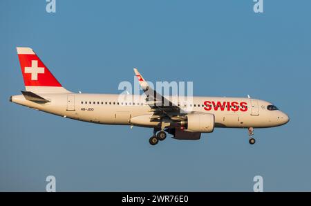 Zürich, Schweiz - 5. März 2022: Ein Airbus A320-271N (Airbus A320neo) Swiss International Airlines im Landeanflug auf den Flughafen Zürich. Registrati Stockfoto