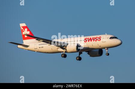 Zürich, Schweiz - 5. März 2022: Ein Airbus A320-271N (Airbus A320neo) Swiss International Airlines im Landeanflug auf den Flughafen Zürich. Registrati Stockfoto