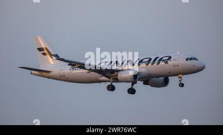 Zürich, Schweiz - 11. März 2022: Ein Airbus A320-214 von Finnair im Landeanflug auf den Flughafen Zürich. Registrierung OH-LXK. Stockfoto