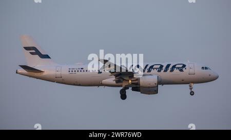 Zürich, Schweiz - 11. März 2022: Ein Airbus A320-214 von Finnair im Landeanflug auf den Flughafen Zürich. Registrierung OH-LXK. Stockfoto