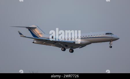 Zürich, Schweiz - 11. März 2022: Ein Bombardier Global 6000 von einem unbekannten Privatflugzeugbesitzer ist im Landeanflug auf den Flughafen Zürich. Re Stockfoto