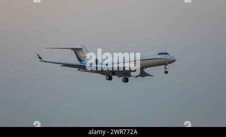 Zürich, Schweiz - 11. März 2022: Ein Bombardier Global 6000 von einem unbekannten Privatflugzeugbesitzer ist im Landeanflug auf den Flughafen Zürich. Re Stockfoto