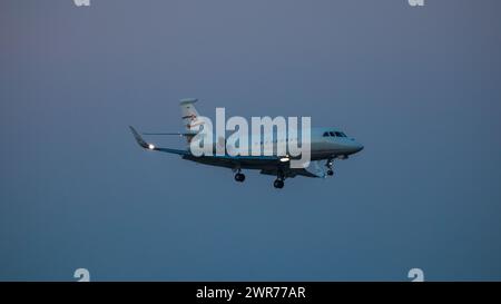 Zürich, Schweiz - 11. März 2022: Ein Dassault Falcon 2000LX von CAT Aviation im Landeanflug auf den Flughafen Zürich. Registrierung HB-IGO. Stockfoto