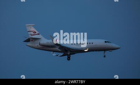 Zürich, Schweiz - 11. März 2022: Ein Dassault Falcon 2000LX von CAT Aviation im Landeanflug auf den Flughafen Zürich. Registrierung HB-IGO. Stockfoto