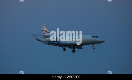 Zürich, Schweiz - 11. März 2022: Ein Dassault Falcon 2000LX von CAT Aviation im Landeanflug auf den Flughafen Zürich. Registrierung HB-IGO. Stockfoto