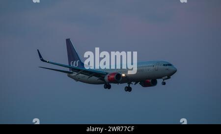 Zürich, Schweiz - 11. März 2022: Boeing 737-800 SAS Scandinavian Airlines im Landeanflug auf den Flughafen Zürich. Registrierung LN-RRH. Stockfoto