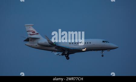 Zürich, Schweiz - 11. März 2022: Ein Dassault Falcon 2000LX von CAT Aviation im Landeanflug auf den Flughafen Zürich. Registrierung HB-IGO. Stockfoto