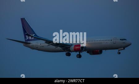 Zürich, Schweiz - 11. März 2022: Boeing 737-800 SAS Scandinavian Airlines im Landeanflug auf den Flughafen Zürich. Registrierung LN-RRH. Stockfoto