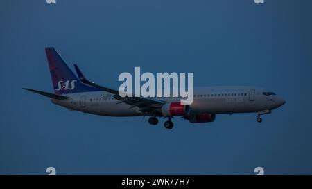 Zürich, Schweiz - 11. März 2022: Boeing 737-800 SAS Scandinavian Airlines im Landeanflug auf den Flughafen Zürich. Registrierung LN-RRH. Stockfoto