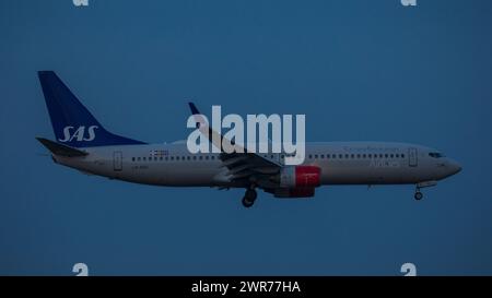 Zürich, Schweiz - 11. März 2022: Boeing 737-800 SAS Scandinavian Airlines im Landeanflug auf den Flughafen Zürich. Registrierung LN-RRH. Stockfoto