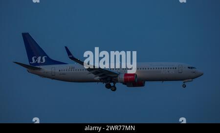 Zürich, Schweiz - 11. März 2022: Boeing 737-800 SAS Scandinavian Airlines im Landeanflug auf den Flughafen Zürich. Registrierung LN-RRH. Stockfoto