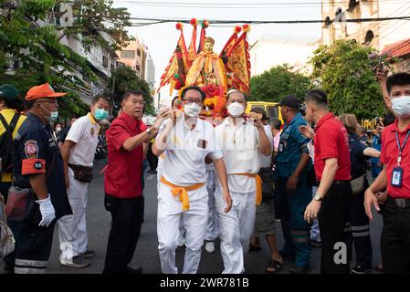 Bangkok, Thailand. März 2024. Gläubige ziehen am 10. März 2024 vor der Poh Teck Tung Foundation in Bangkok eine Statue des Gottes Tai Hong Kong, eine Gottheit und ein heiliges Objekt, das die Menschen respektieren. (Foto: Teera Noisakran/Pacific Press/SIPA USA) Credit: SIPA USA/Alamy Live News Stockfoto