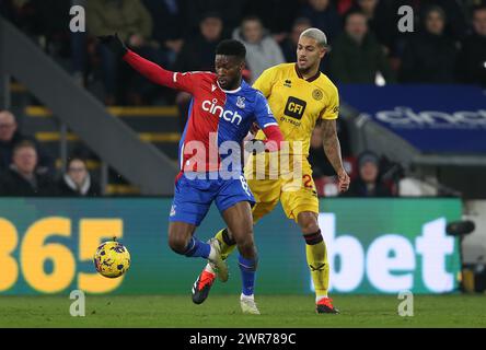 Jefferson Lerma von Crystal Palace kämpft gegen Vinicius Souza von Sheffield United. - Crystal Palace gegen Sheffield United, Premier League, Selhurst Park Stadium, Croydon, Großbritannien - 30. Januar 2024. Nur redaktionelle Verwendung – es gelten Einschränkungen für DataCo. Stockfoto