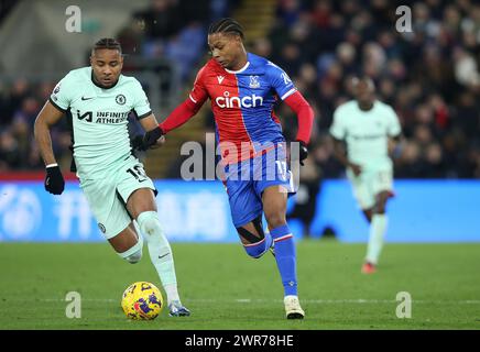 Matheus Franca vom Kristallpalast kämpft gegen Christopher Nkunku von Chelsea. - Crystal Palace gegen Chelsea, Premier League, Selhurst Park Stadium, Croydon, Großbritannien - 12. Februar 2024. Nur redaktionelle Verwendung – es gelten Einschränkungen für DataCo. Stockfoto