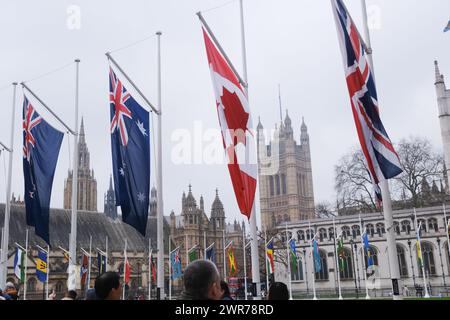 Parliament Square, London, Großbritannien. März 2024. Commonwealth Day, Flaggen umgeben den Parliament Square. Quelle: Matthew Chattle/Alamy Live News Stockfoto