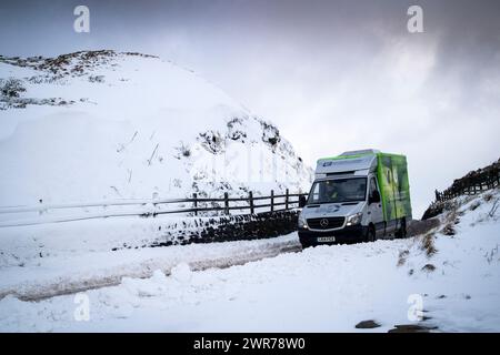 17/01/18 ein Ocado Lieferwagen fährt über Mam Tor im Derbyshire Peak District bei Castleton. Stockfoto