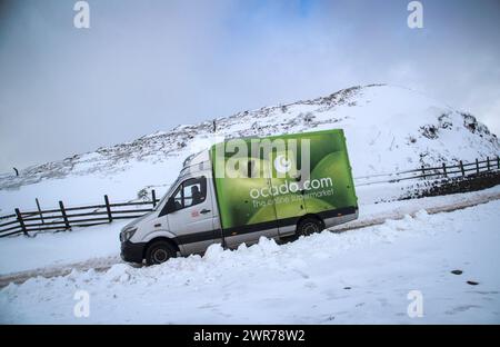 17/01/18 ein Ocado Lieferwagen fährt über Mam Tor im Derbyshire Peak District bei Castleton. Stockfoto