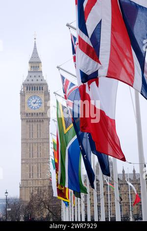 Parliament Square, London, Großbritannien. März 2024. Commonwealth Day, Flaggen umgeben den Parliament Square. Quelle: Matthew Chattle/Alamy Live News Stockfoto