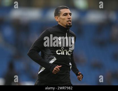 Daniel Munoz von Crystal Palace wärmt sich vor seinem Crystal Palace-Debüt auf. - Brighton & Hove Albion V Crystal Palace, Premier League, American Express Community Stadium, Brighton, UK - 3. Februar 2024. Nur redaktionelle Verwendung – es gelten Einschränkungen für DataCo. Stockfoto