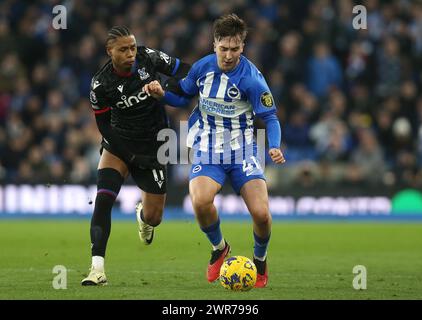 Jack Hinshelwood aus Brighton & Hove Albion kämpft gegen Matheus Franca aus Crystal Palace. - Brighton & Hove Albion V Crystal Palace, Premier League, American Express Community Stadium, Brighton, UK - 3. Februar 2024. Nur redaktionelle Verwendung – es gelten Einschränkungen für DataCo. Stockfoto