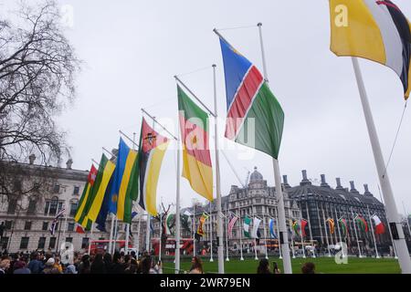 Parliament Square, London, Großbritannien. März 2024. Commonwealth Day, Flaggen umgeben den Parliament Square. Quelle: Matthew Chattle/Alamy Live News Stockfoto