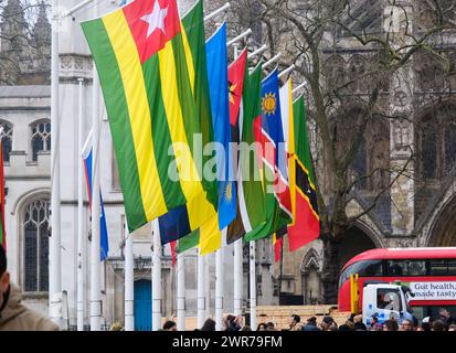 Parliament Square, London, Großbritannien. März 2024. Commonwealth Day, Flaggen umgeben den Parliament Square. Quelle: Matthew Chattle/Alamy Live News Stockfoto