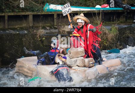 26/12/17 die Wettkämpfer trotzen den Eisbedingungen, als sie über ein Wehr auf dem Derwent stürzen, kurz vor dem Ende des Matlock Bath Floß Race in Derbyshi Stockfoto